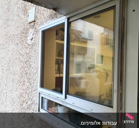 חלון אלומיניום פתוח עם מסגרת לבנה